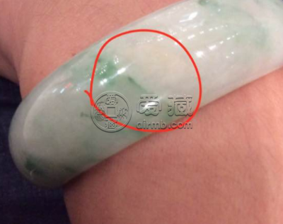 翡翠镯子有裂纹会断吗 翡翠手镯摸不到的裂纹