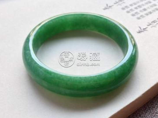 滿綠翡翠手鐲的價格真實價格是多少錢