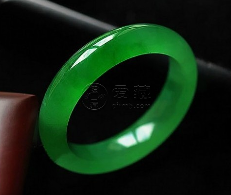 墨綠色翡翠手鐲 墨綠色翡翠手鐲市場價格多少