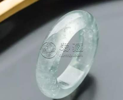 糯種翡翠鐲子 糯種翡翠鐲子全是棉絮