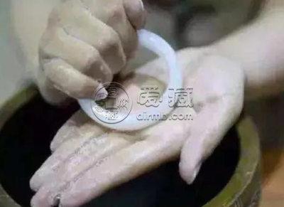 翡翠的保养和清洗方法 可以用肥皂水清洁翡翠吗