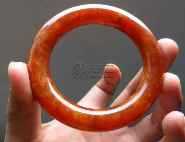 紅翡翠手鐲代表什么意思 紅翡翠手鐲適合日常佩戴嗎