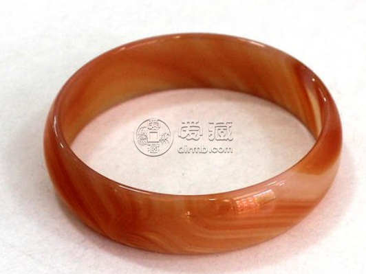 紅翡翠手鐲代表什么意思 紅翡翠手鐲適合日常佩戴嗎