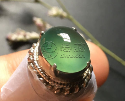 蓝水翡翠戒面价格 蓝水翡翠戒面价格贵吗