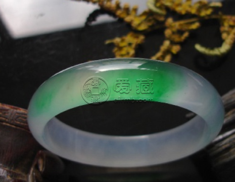 怎样挑选翡翠镯子 挑选翡翠手镯做到“四挑”