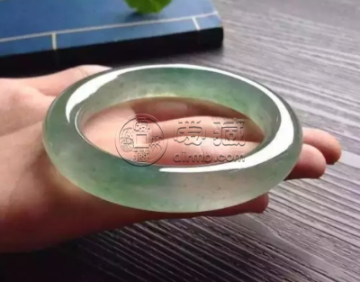 翡翠手镯多少钱一只 翡翠手镯市场行情