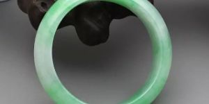 綠翡翠手鐲價格 綠色翡翠手鐲一般什么價位