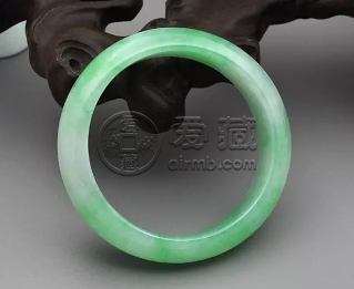 綠翡翠手鐲價格 綠色翡翠手鐲一般什么價位