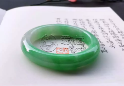 阳绿翡翠手镯价格 阳绿翡翠手镯价格贵不贵