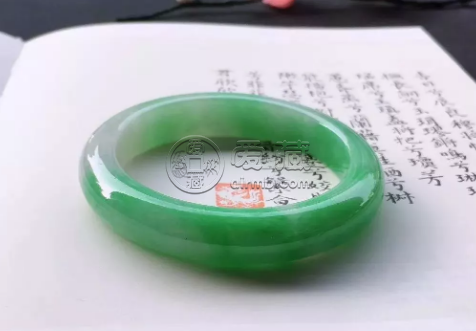 陽(yáng)綠翡翠手鐲價(jià)格 陽(yáng)綠翡翠手鐲價(jià)格貴不貴