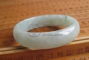 翡翠手镯不带怎么保养 翡翠手镯不带需要泡水吗