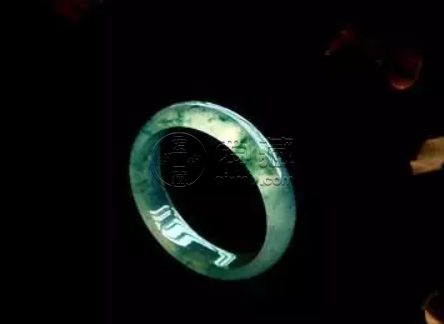 冰種飄花手鐲價(jià)格 冰種飄花手鐲什么價(jià)格