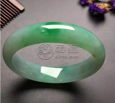 阳绿翡翠手镯价格 阳绿翡翠手镯现在什么价格