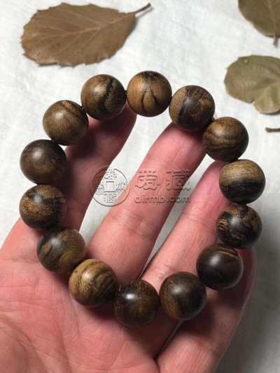 沉香的手串值钱吗 沉香的手串价格是多少钱