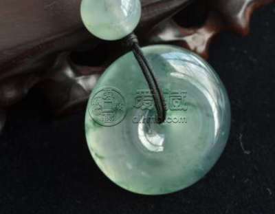 翡翠玻璃种价格 玻璃种翡翠市场价是多少