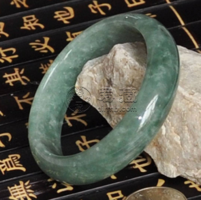 冰种油青翡翠手镯价格大概多少 冰种油青翡翠手镯