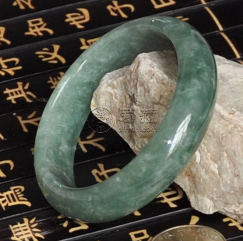 冰種油青翡翠手鐲價(jià)格大概多少 冰種油青翡翠手鐲