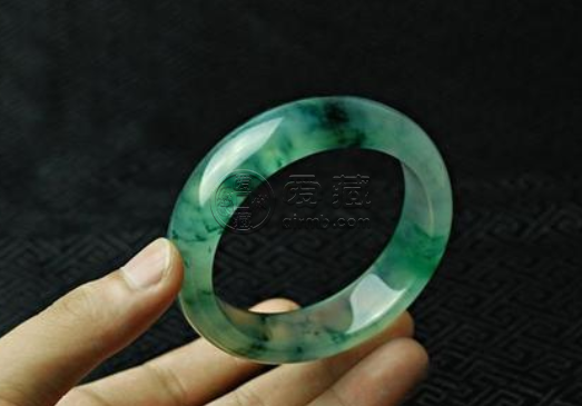 鉆石和翡翠哪個(gè)檔次高 鉆石和翡翠哪個(gè)價(jià)格高