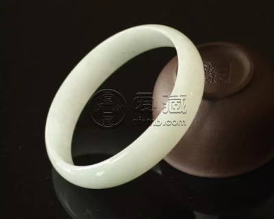 白色翡翠手镯图片价格 白色翡翠手镯多少钱