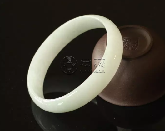 白色翡翠手鐲圖片價格 白色翡翠手鐲多少錢