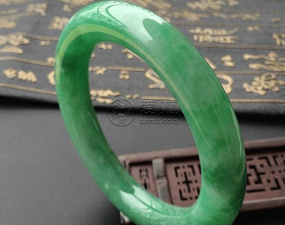 豆种满绿翡翠手镯价格一般是多少钱及图片