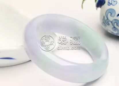 春带彩翡翠手镯市场价 春带彩翡翠手镯价格是多少