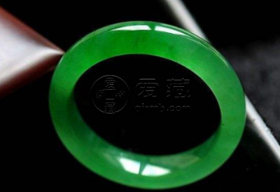 阳绿翡翠手镯市场价 什么价位的阳绿翡翠手镯好