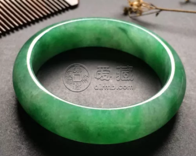 阳绿翡翠手镯市场价 什么价位的阳绿翡翠手镯好