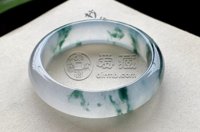 飘花翡翠手镯市场价 飘花翡翠手镯是多少价位