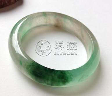 绿翡翠手镯价格 绿翡翠手镯价格及图片