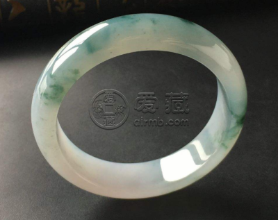 玻璃种翡翠手镯市场价大概是多少钱一个