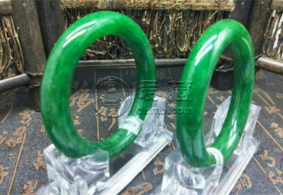 满绿翡翠手镯市场价格 满绿翡翠手镯图片价格