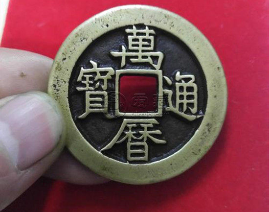 万历通宝背穿下大日纹小平铜钱赏析