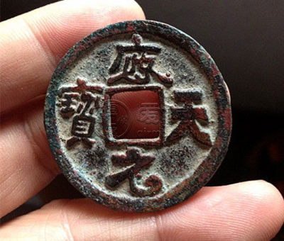 罕见五代十国《应天元宝背百》银鎏金钱赏析