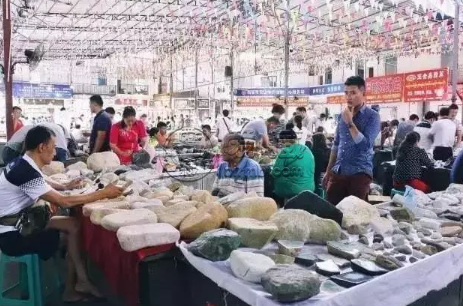云南翡翠原石市场  云南哪个地方有卖翡翠原石