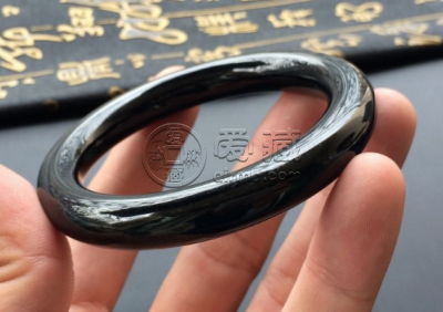 墨翠手镯市场价 墨翠手镯目前的市场价值
