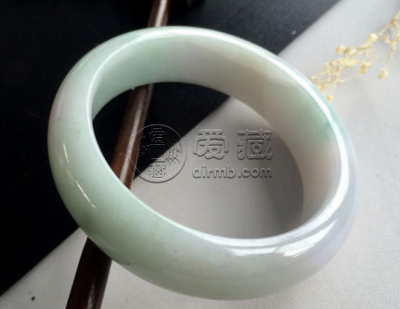 糯种翡翠手镯价格 糯种翡翠手镯多少钱一个