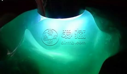 翡翠原石打燈各類表現(xiàn) 翡翠原石打燈能看到什么