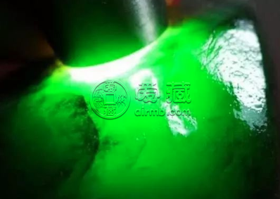 翡翠原石打燈各類表現(xiàn) 翡翠原石打燈能看到什么