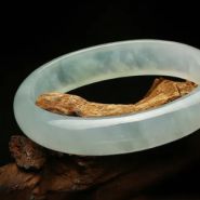 什么是冰种翡翠手镯 真正的冰种翡翠手镯