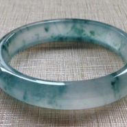 飘蓝花翡翠手镯图片及价格 飘蓝花翡翠手镯多少钱