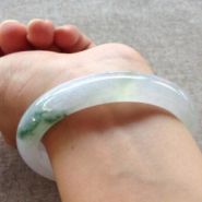 翡翠手镯的功效与作用都有哪些