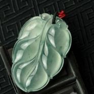 绿翡翠吊坠多少钱 绿翡翠吊坠搭配什么颜色的挂绳