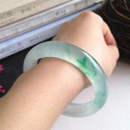 翡翠手镯带哪只手 翡翠手镯的佩戴方法