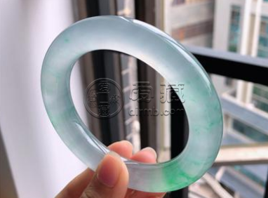 翡翠手镯带哪只手 翡翠手镯的佩戴方法