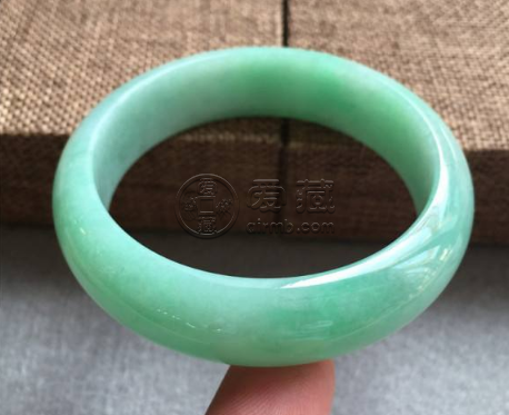 果綠翡翠手鐲值錢嗎 果綠翡翠手鐲現(xiàn)在什么價(jià)位