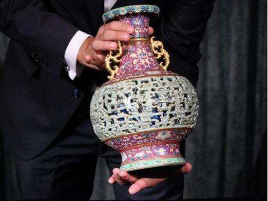 欧洲老妇闲置中国花瓶拍得6300万 收藏价值分析