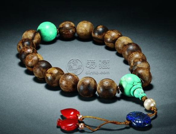沉香手串盤出來是怎么樣的 新買的沉香手串能盤嗎