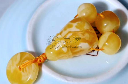 蜜蜡轻吗是不是像塑料一样的如何分辨蜜蜡和塑料