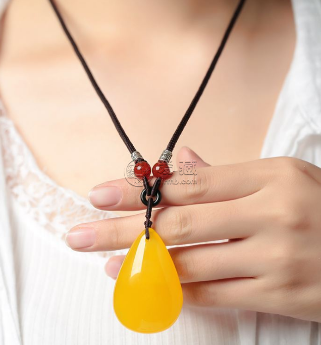 女生用什么链子配蜜蜡   蜜蜡怎么搭配